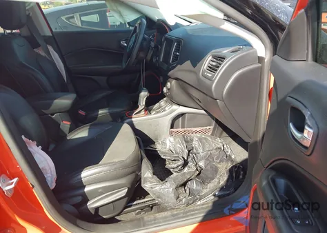 2019 Jeep Compass Trailhawk 4X4 z USA, uszkodzony, nr VIN 3C4NJDDB4KT690735